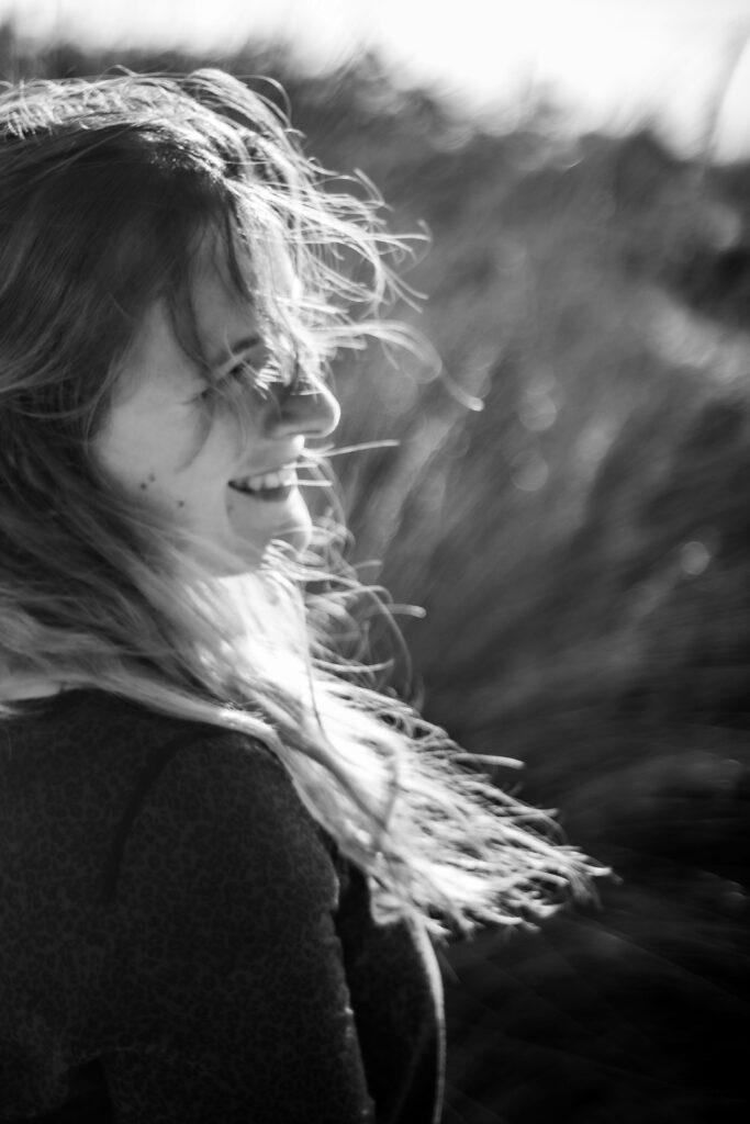 Portrait d'une femme cheveux au vent, en noir et blanc