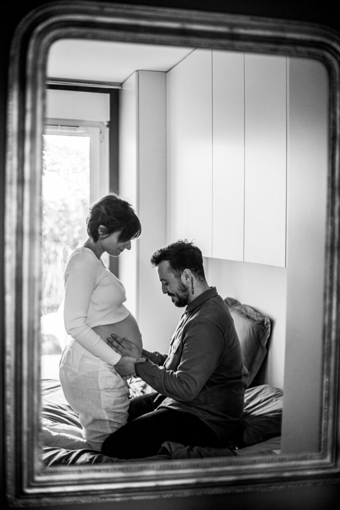 Futurs parents dans leur salon, en noir et blanc
