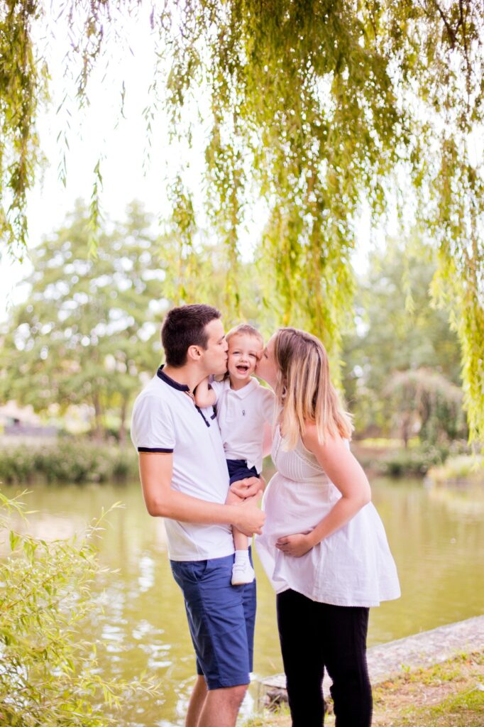 Futurs parents au bord d'un étang sous un saule