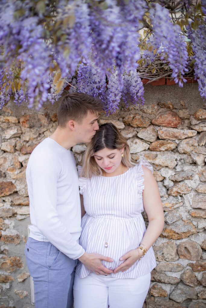 Futurs parents sous une glycine en fleurs
