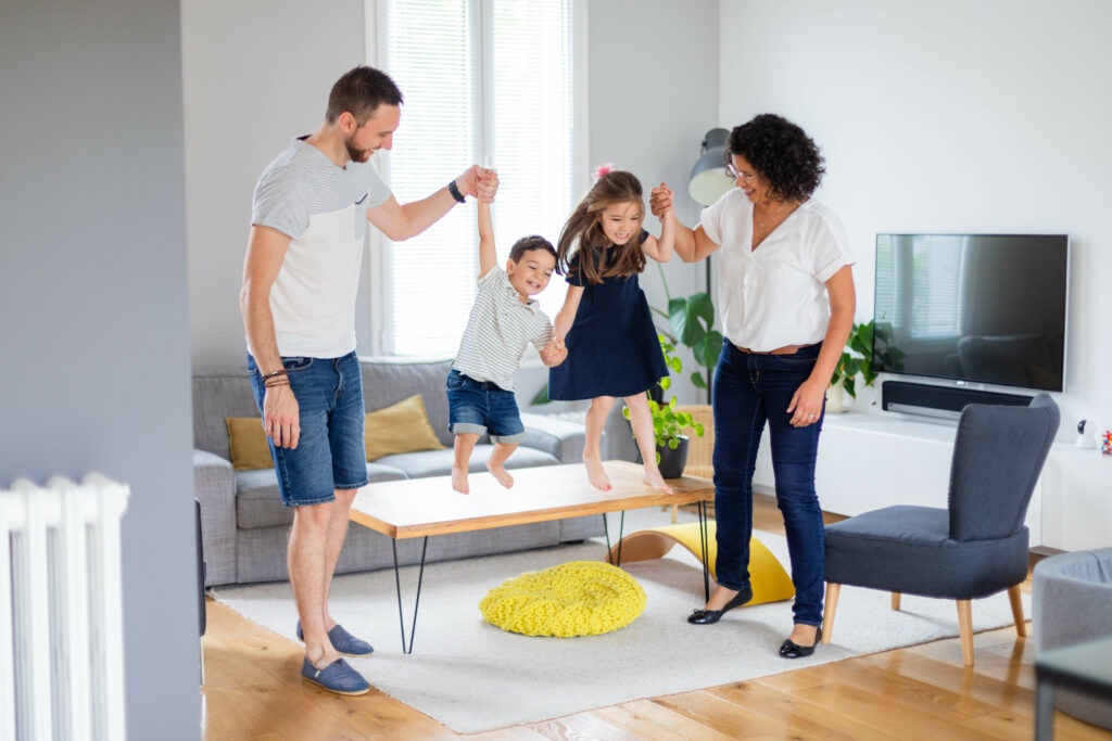 Famille qui joue dans un salon lumineux