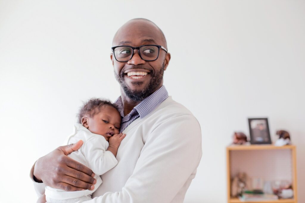 Papa souriant qui tient son nouveau-né