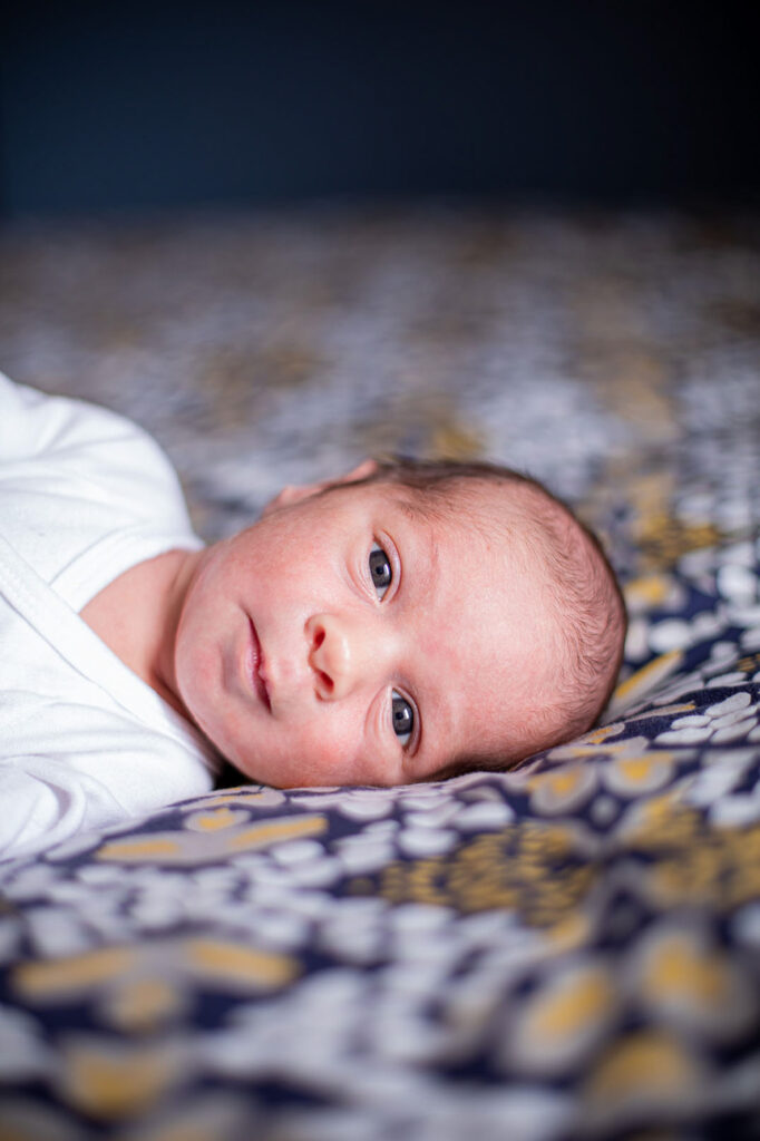 Bébé allongé sur un tissu fleuri