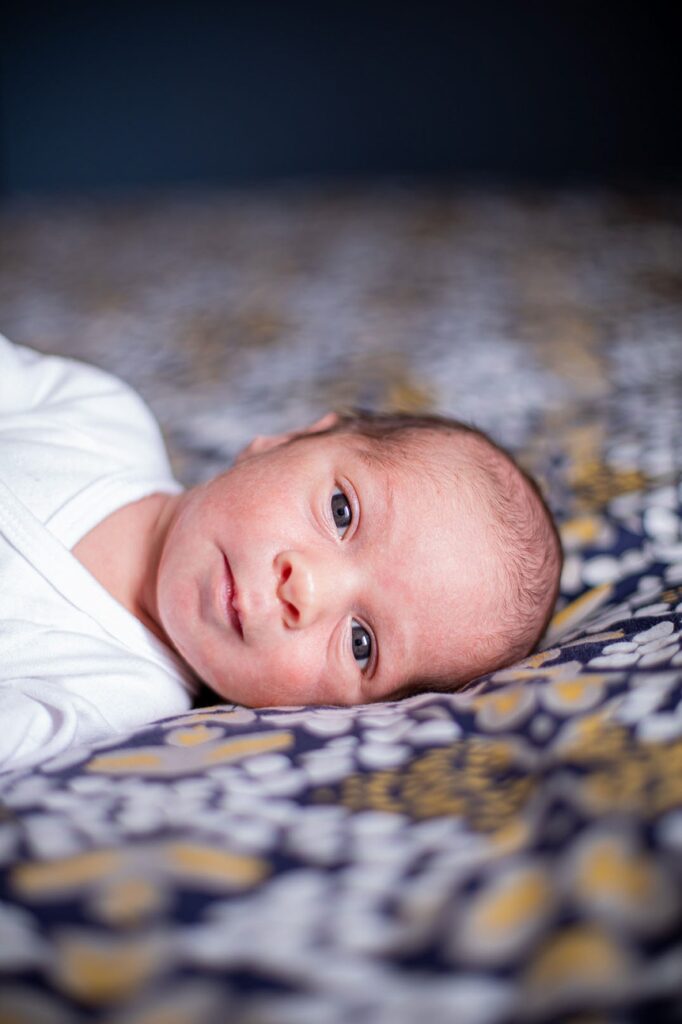 Bébé allongé sur un tissu fleuri