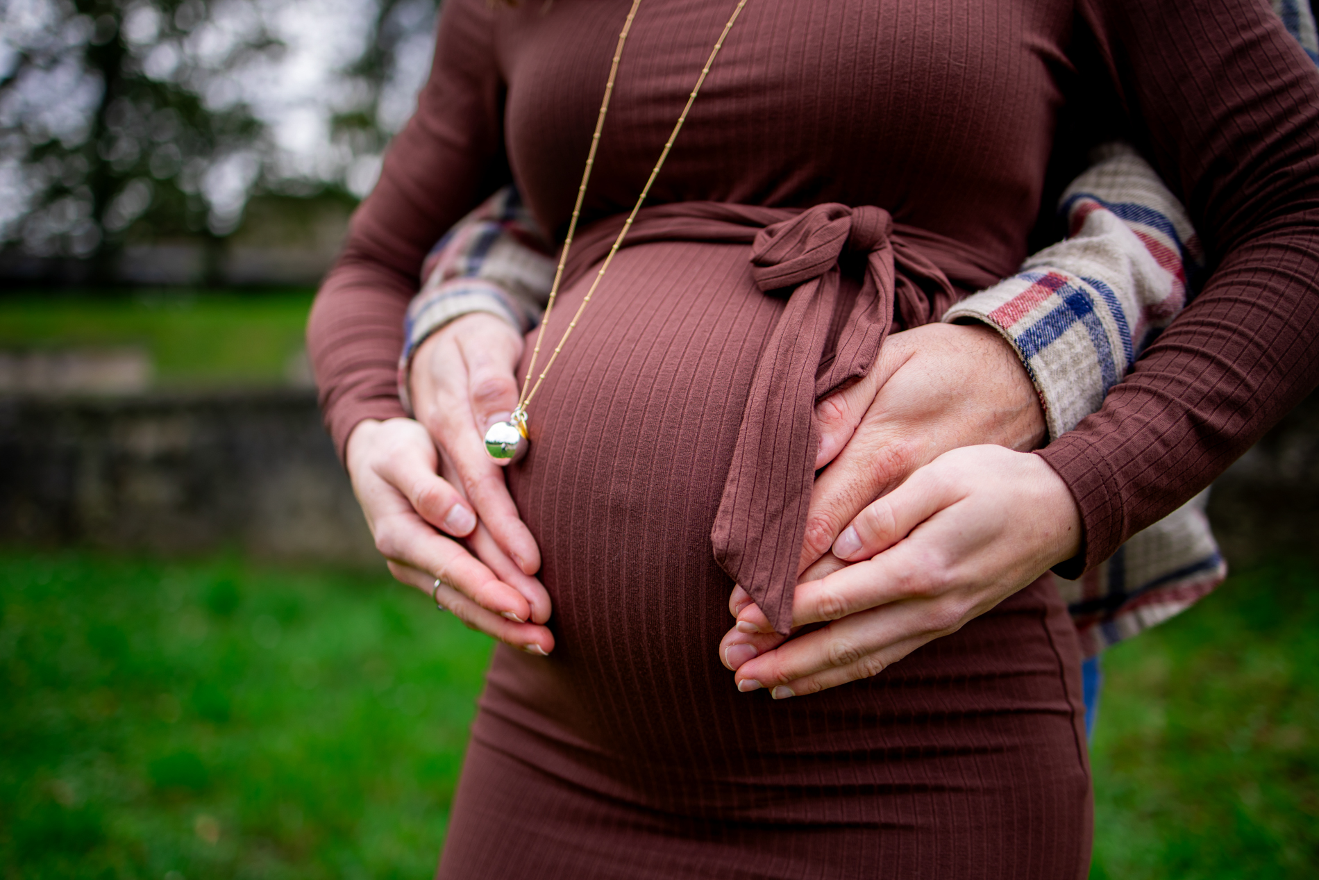 femme enceinte-couple-bola-abbayedemaubuisson-photographefemmeenceinte