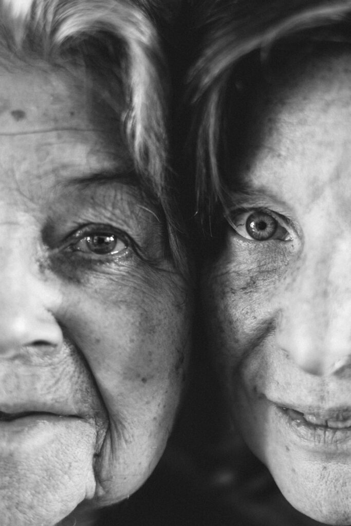 Grand-mère et sa petite-fille joue contre joue, en noir et blanc
