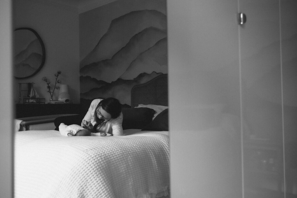 Bébé endormi sur le lit, en noir et blanc
