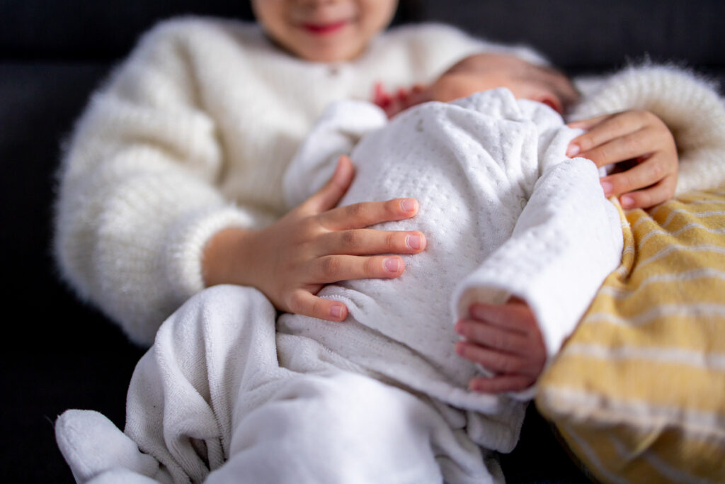Nouveau-né dans les bras de sa maman, gros plan