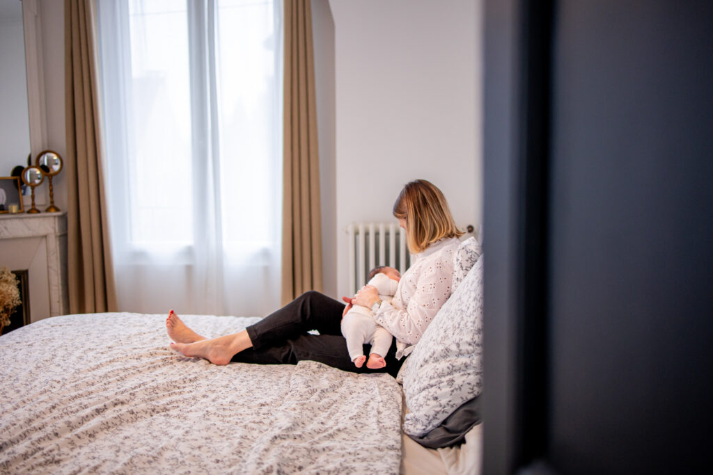 Maman allongée avec son bébé sur le lit
