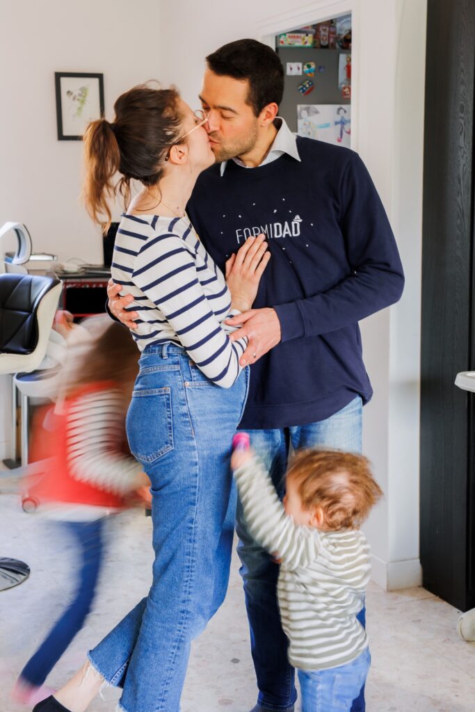 Parents et enfants dans le salon, scène de vie en famille