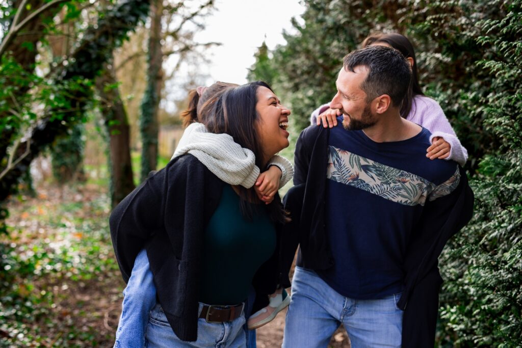 Couple de parents qui rit en extérieur
