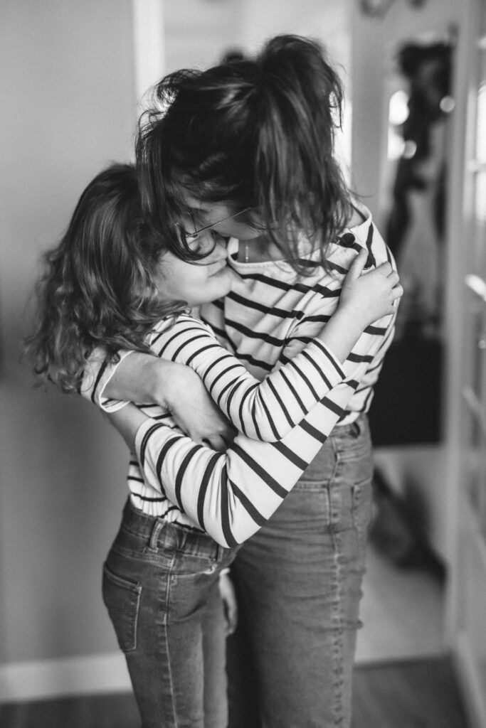 Enfant dans les bras de sa maman, en noir et blanc