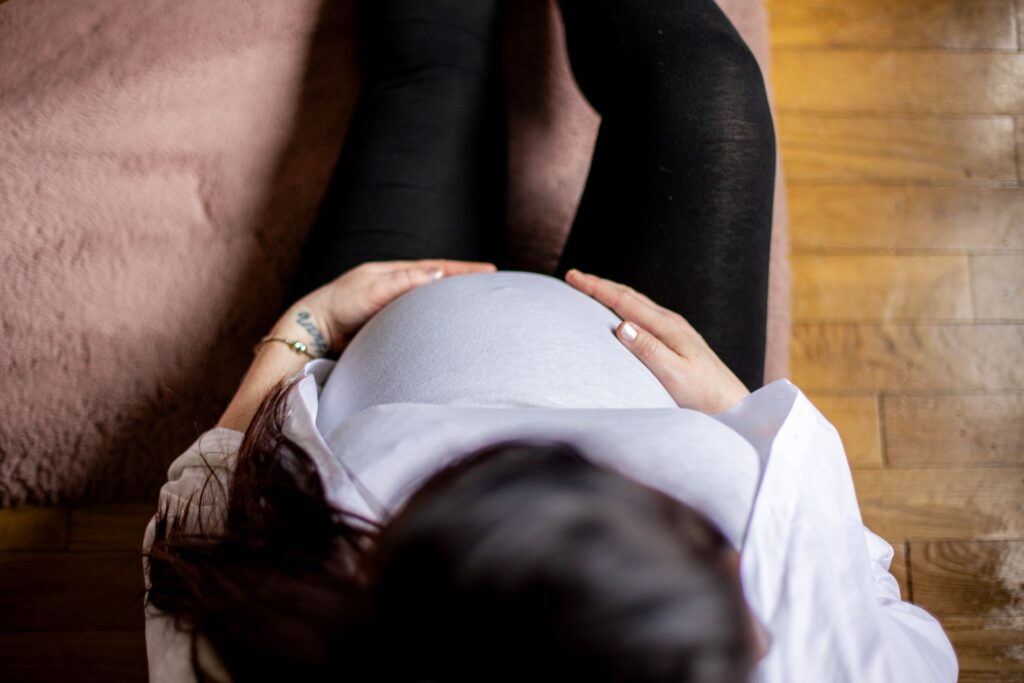 Ventre rond vu d'en haut, future maman allongée