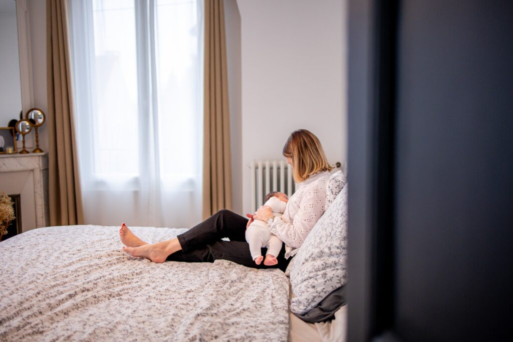 Maman allongée avec son bébé sur le lit