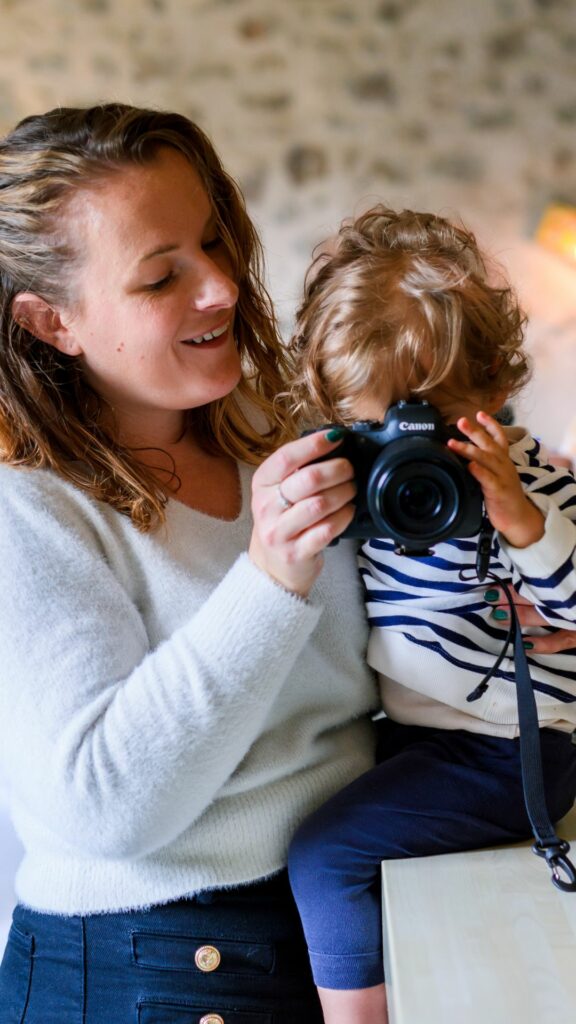 Rose, photographe Premier Éclat, en séance avec un petit garçon