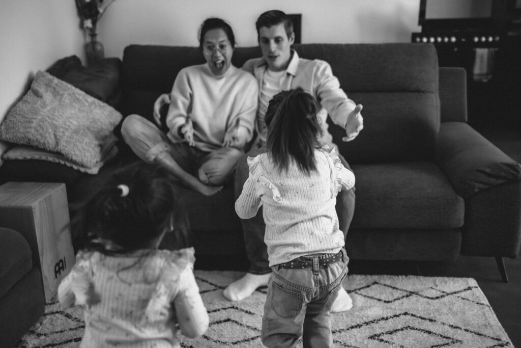 Enfants qui jouent pendant une séance photo de Noël, en noir et blanc