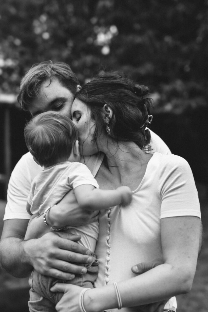Maman qui fait un câlin à son enfant, en noir et blanc