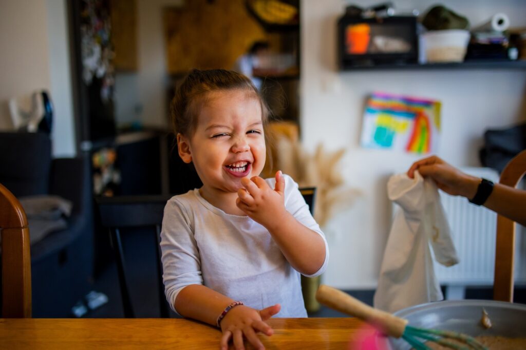 Petite fille qui rit pendant une séance photo de Noël