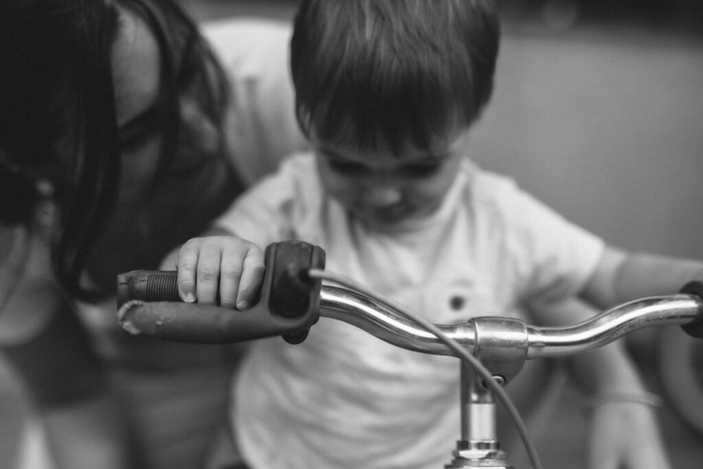 Enfant à vélo, en noir et blanc