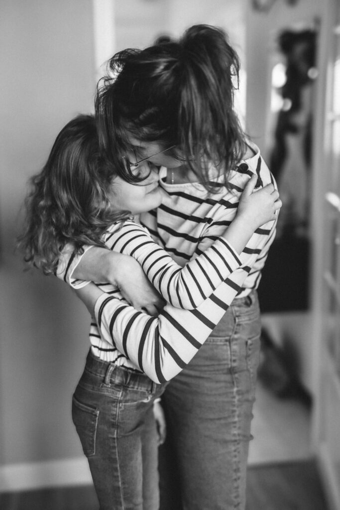 Mère et fille s'enlaçant tendrement, portrait en noir et blanc — photographe famille Cergy